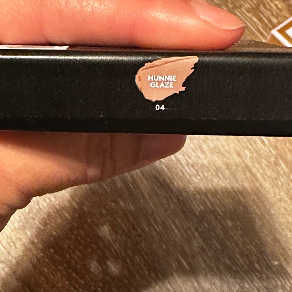 2 /$10NEW SEALED Fenty Beauty Cheeks Out Freestyle Cream Bronzer-HUNNIE GLAZE 04 - Picture 2 of 4